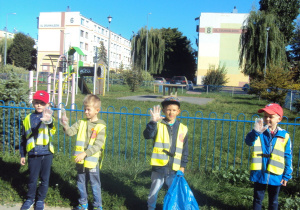 Dzieci zbierają śmieci w akcji "Sprzątanie Świata"